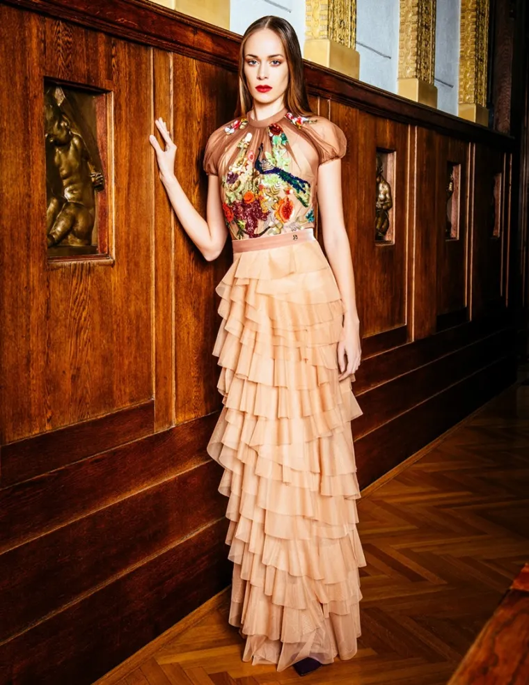 Kampanjom za najnoviju kolekciju, koja će se ovih dana naći i u prodaji u Lei Lou trgovinama, Aleksandra Dojčinović najavljuje proljeće i ljeto s vizijom u kojoj dominira senzualnost kao novi moment u bogatom dizajneričinom opusu.