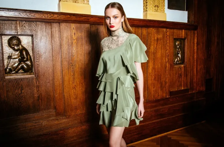 Posebnost ove kampanje je u tome &scaron;to je snimana paralelno s održavanjem modne revije u povijesnom prostoru Hrvatskog državnog arhiva, nekada&scaron;nje Nacionalne sveučili&scaron;ne biblioteke, a koji je ovaj put svojim secesijskim interijerom poslužio, osim kao kulisa, i kao savr&scaron;ena opreka suvremenoj kolekciji u kojoj svaki komad odjeće krije jednu tajnu dimenziju, ali i prikrivenu ekstravaganciju.