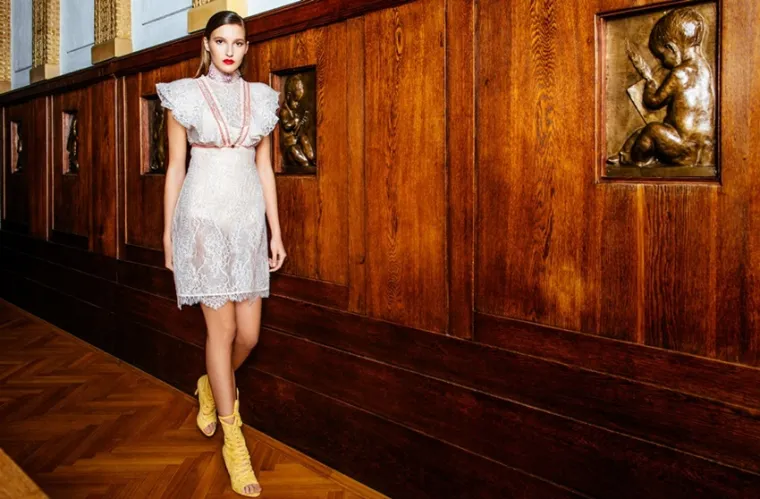 Knjiga kao protuteža slojevima najfinije čipke i neobrađene svile na prvu djeluje sekundarno u cijeloj priči, međutim zagrebe li se ispod povr&scaron;ine, jasno će se vidjeti dizajneričina fascinacija učenjem i nadograđivanjem, koje se očituje u svakoj novoj Lei Lou kolekciji, pa tako i ovoj.