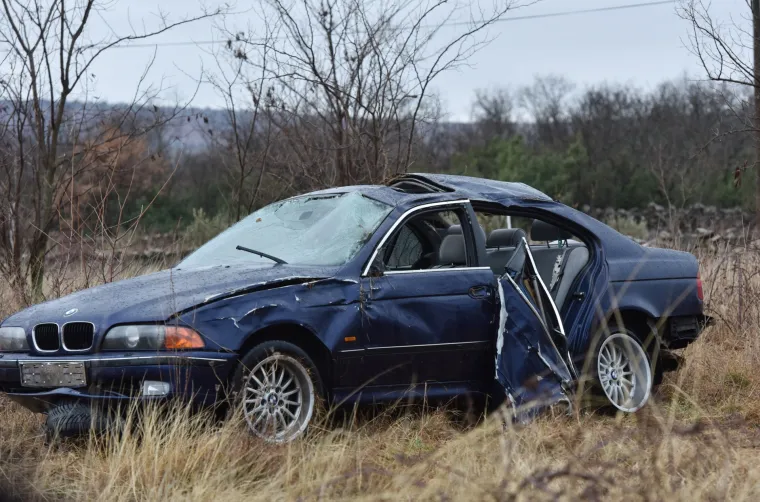 BMW-om sletjeli s ceste kod Drni&scaron;a, preminuo 19-godi&scaron;nji mladić