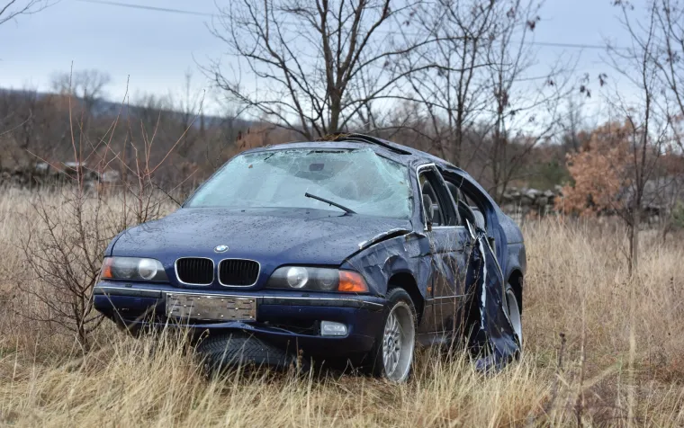 BMW-om sletjeli s ceste kod Drni&scaron;a, preminuo 19-godi&scaron;nji mladić