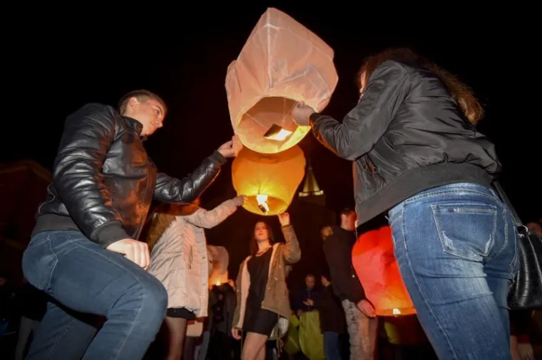 Tisuće lampiona poletjele u akciji Zaželi ljubav