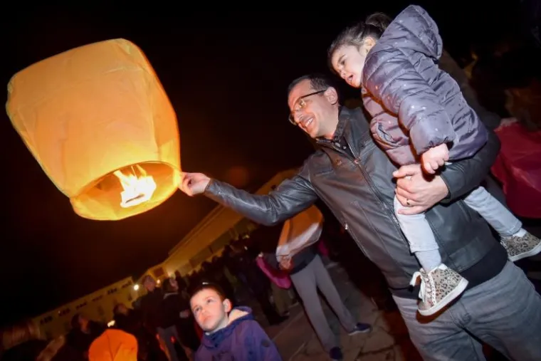 Tisuće lampiona poletjele u akciji Zaželi ljubav
