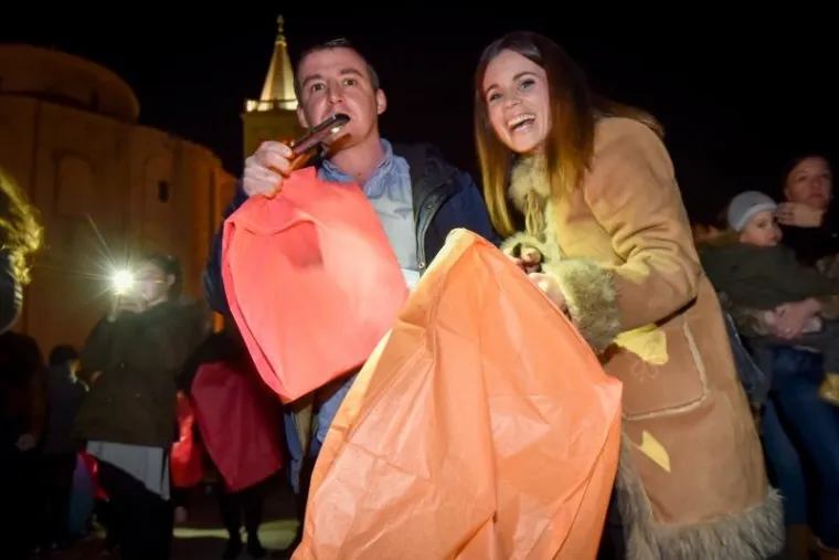 Tisuće lampiona poletjele u akciji Zaželi ljubav