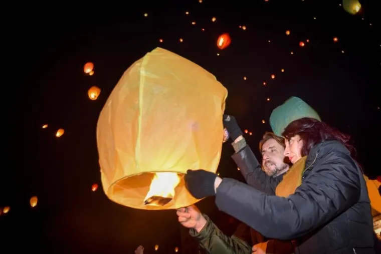 Tisuće lampiona poletjele u akciji Zaželi ljubav