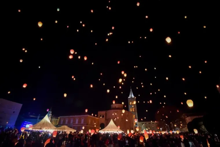 Tisuće lampiona poletjele u akciji Zaželi ljubav
