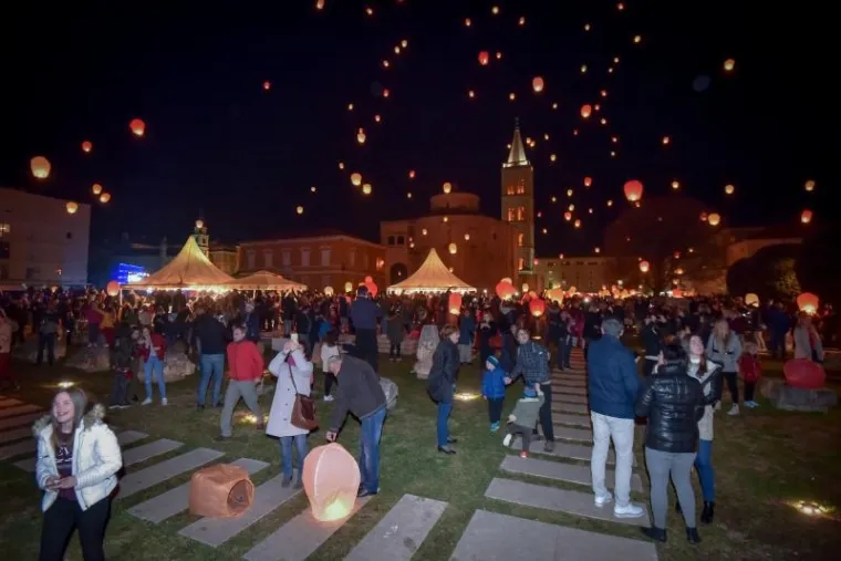 Tisuće lampiona poletjele u akciji Zaželi ljubav