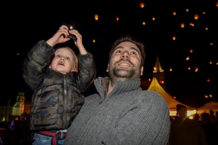 Tisuće lampiona poletjele u akciji Zaželi ljubav