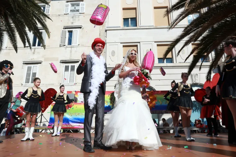 Ljubav Ave Karabatić i Ivana Pernara okrunjena brakom, naravno u sklopu karnevala u Splitu