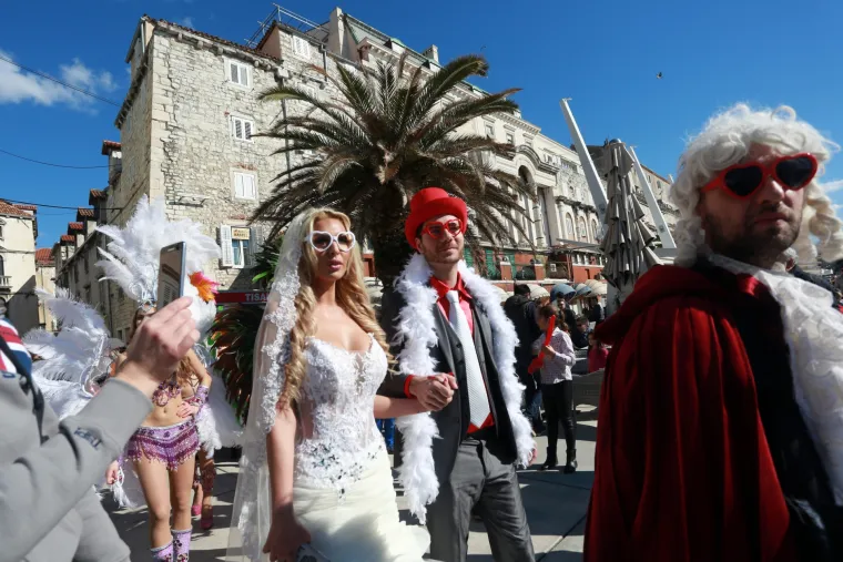 Ljubav Ave Karabatić i Ivana Pernara okrunjena brakom, naravno u sklopu karnevala u Splitu