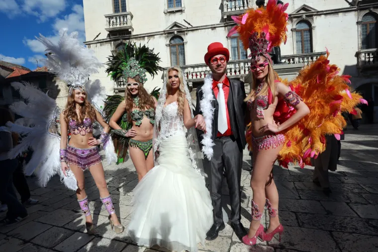 Ljubav Ave Karabatić i Ivana Pernara okrunjena brakom, naravno u sklopu karnevala u Splitu