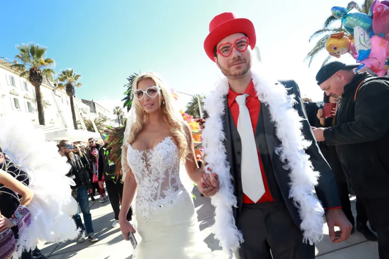 Ljubav Ave Karabatić i Ivana Pernara okrunjena brakom, naravno u sklopu karnevala u Splitu