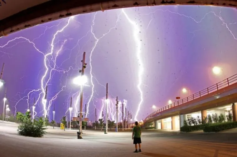 Obično se samo djeca boje grmljavine, no nakon što pogledate impresivne fotografije iz galerije, i vas će proći žmarci jer sile prirode mogu biti stvarno zastrašujuće.
