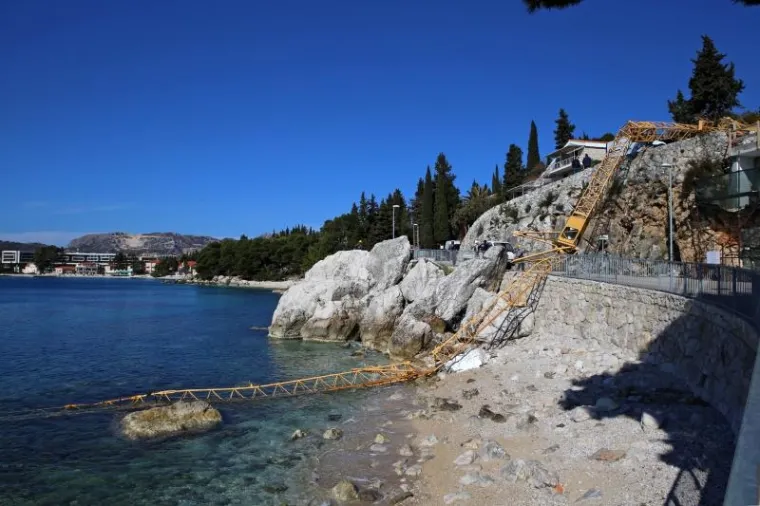 Dubrovnik: Pala dizalica na gradili&scaron;tu te zdrobila tri automobila