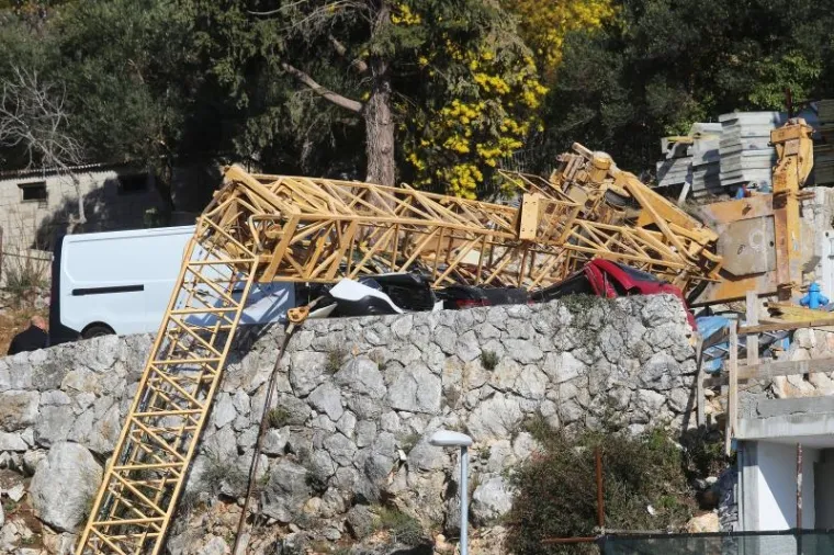 Dubrovnik: Pala dizalica na gradili&scaron;tu te zdrobila tri automobila