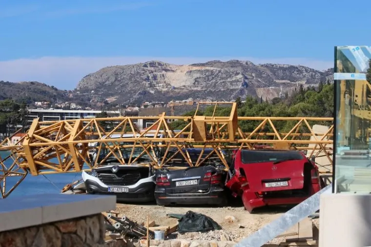 Dubrovnik: Pala dizalica na gradili&scaron;tu te zdrobila tri automobila