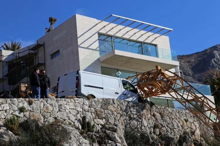 Dubrovnik: Pala dizalica na gradili&scaron;tu te zdrobila tri automobila