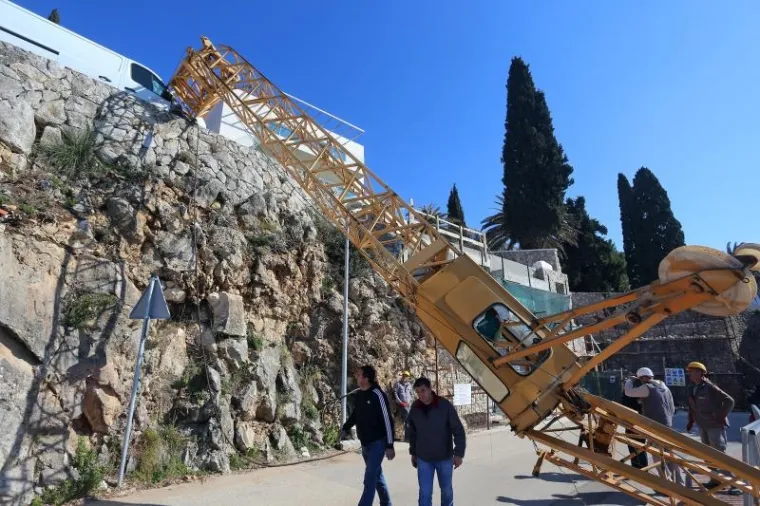 Dubrovnik: Pala dizalica na gradili&scaron;tu te zdrobila tri automobila