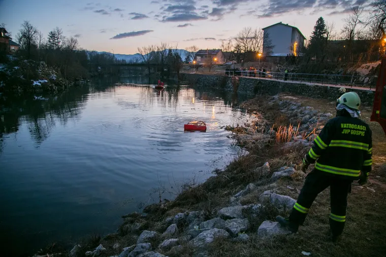 IZ RIJEKE IZVUČEN AUTOMOBIL: Istražuje se je li pronađeno tijelo mu&scaron;karac nestao u listopadu