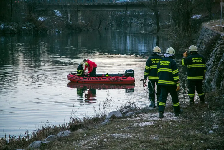 Pripadnici GSS-a, JVP-a Gospić i policija sudjelovali su u izvlačenju automobila i tijela iz rijeke.