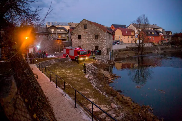 IZ RIJEKE IZVUČEN AUTOMOBIL: Istražuje se je li pronađeno tijelo mu&scaron;karac nestao u listopadu