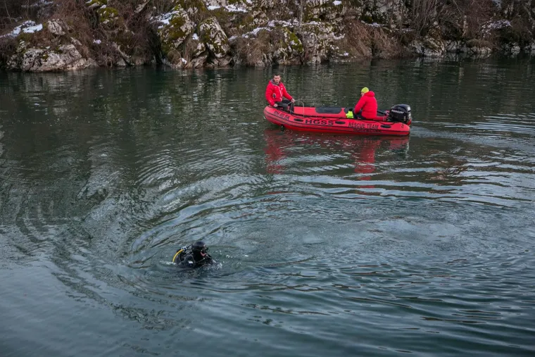 Izvlačenje automobila i mrtvog tijela iz rijeke Novčice.