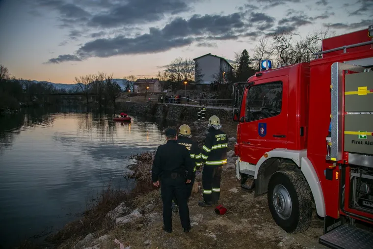 Vatrogasci su sudjelovali u izvlačenju automobila iz rijeke.