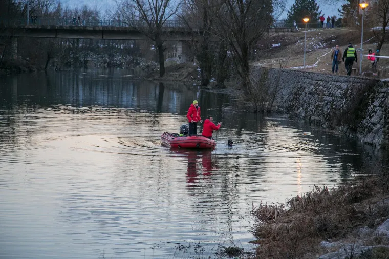 U rijeci Novčici u Gospiću pronađen je automobil marke Golf i u njemu truplo nepoznatog mu&scaron;karca.