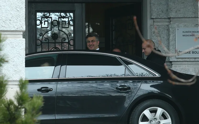 Plenković sretan i nasmijan iza&scaron;ao iz rodili&scaron;ta u Petrovoj