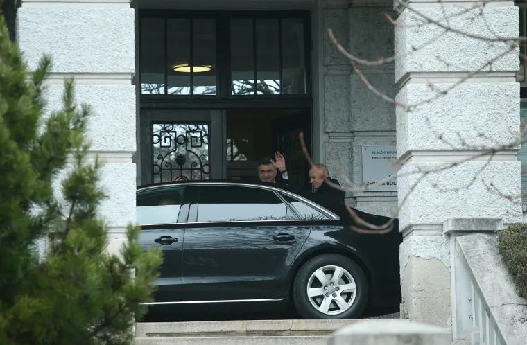 Plenković sretan i nasmijan iza&scaron;ao iz rodili&scaron;ta u Petrovoj