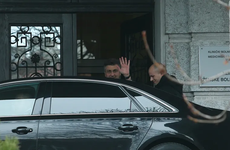 Plenković sretan i nasmijan iza&scaron;ao iz rodili&scaron;ta u Petrovoj