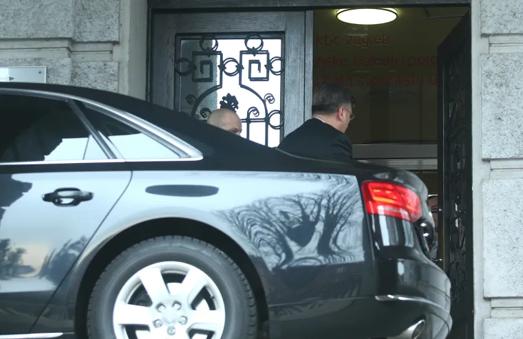 Plenković sretan i nasmijan iza&scaron;ao iz rodili&scaron;ta u Petrovoj