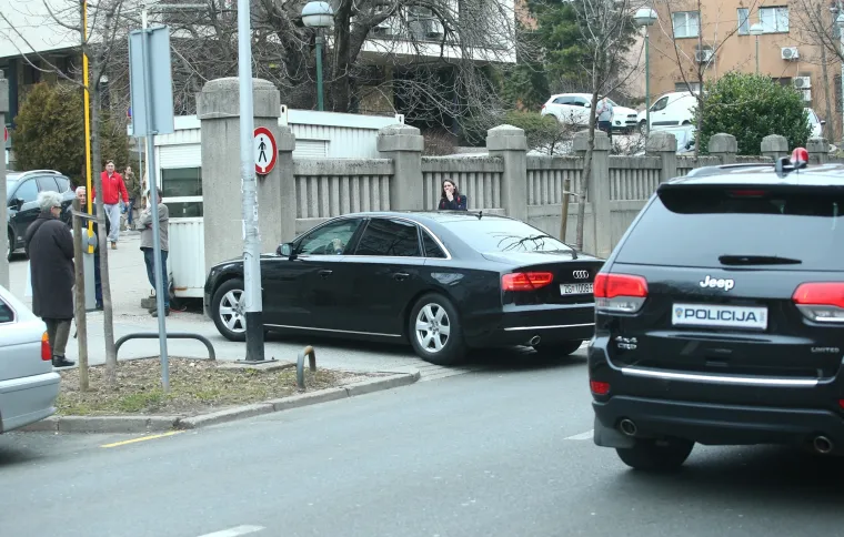 Plenković sretan i nasmijan iza&scaron;ao iz rodili&scaron;ta u Petrovoj