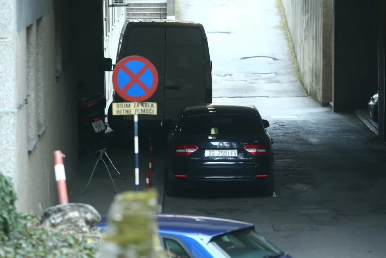 Plenković sretan i nasmijan iza&scaron;ao iz rodili&scaron;ta u Petrovoj