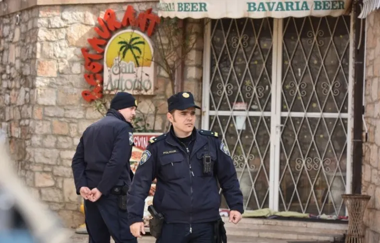 Anita Kovač, biv&scaron;a žena Mi&scaron;e Kovača, zajedno sa svojim partnerom Vinkom Gulinom zaključala se u restoran  &lsquo;San Antonio&rsquo; zbog sudske odluke o deložaciji iz obiteljske kuće i restorana