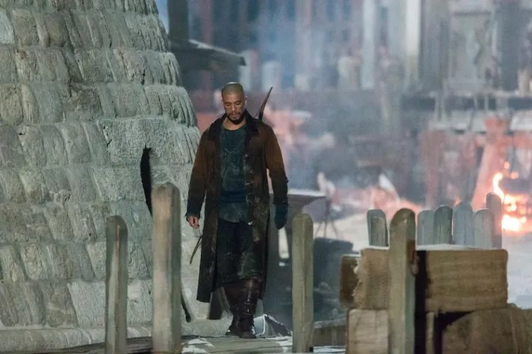 U staroj dubrovačkoj gradskoj jezgri traje snimanje filma Robin Hood Origins. A dok Jamie Foxx snima scene Robina Hooda na obali, njegov dvojnik snima u hladnom moru.