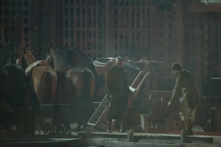 U staroj dubrovačkoj gradskoj jezgri traje snimanje filma Robin Hood Origins. A dok Jamie Foxx snima scene Robina Hooda na obali, njegov dvojnik snima u hladnom moru.