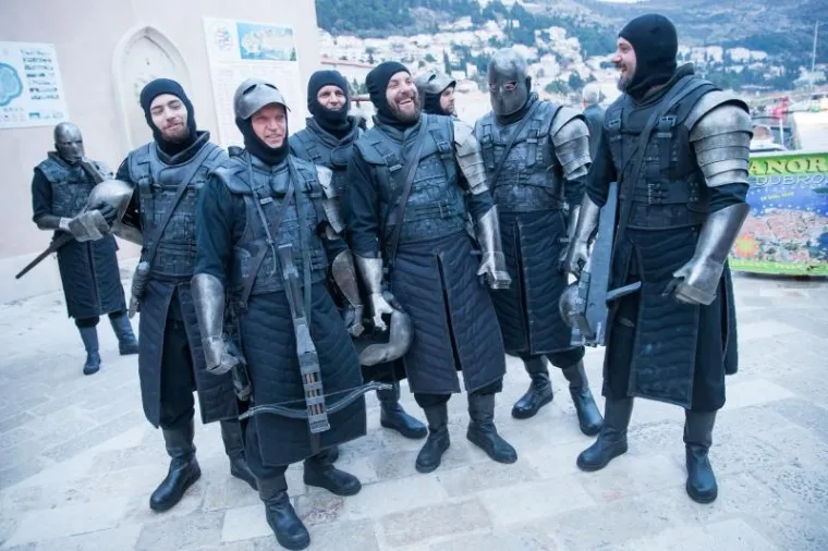 U staroj dubrovačkoj gradskoj jezgri traje snimanje filma Robin Hood Origins. A dok Jamie Foxx snima scene Robina Hooda na obali, njegov dvojnik snima u hladnom moru.