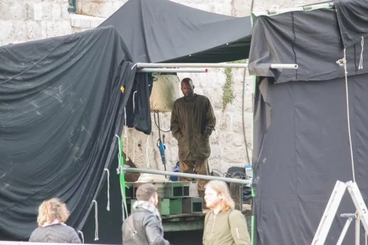 U staroj dubrovačkoj gradskoj jezgri traje snimanje filma Robin Hood Origins. A dok Jamie Foxx snima scene Robina Hooda na obali, njegov dvojnik snima u hladnom moru.