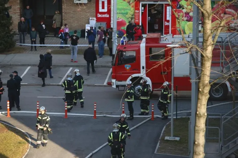 U zgradi studentskog doma Cvjetno naselje izbio je požar. Prema neslužbenim informacijama, požar je najprije izbio u čajnoj kuhinji te se pro&scaron;irio na terasu, fasadu i četvrti kat doma.