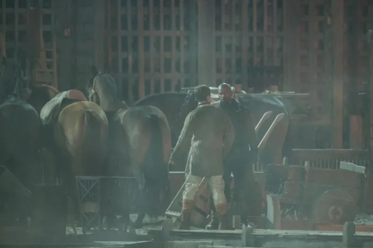 FOTOGRAFIJE SA SNIMANJA ROBINA HOODA: Dok Jamie Foxx snima scene na obali, njegov dvojnik sigurno ne uživa kao on. Pogledajte...