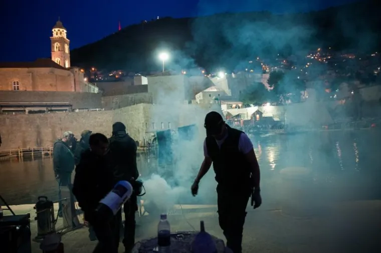 FOTOGRAFIJE SA SNIMANJA ROBINA HOODA: Dok Jamie Foxx snima scene na obali, njegov dvojnik sigurno ne uživa kao on. Pogledajte...