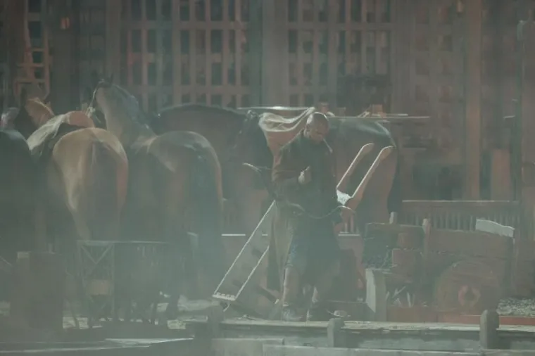 FOTOGRAFIJE SA SNIMANJA ROBINA HOODA: Dok Jamie Foxx snima scene na obali, njegov dvojnik sigurno ne uživa kao on. Pogledajte...