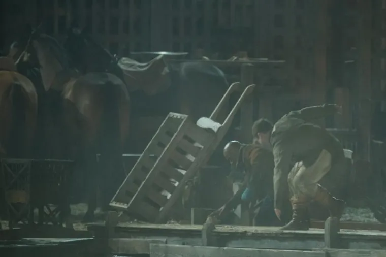 FOTOGRAFIJE SA SNIMANJA ROBINA HOODA: Dok Jamie Foxx snima scene na obali, njegov dvojnik sigurno ne uživa kao on. Pogledajte...