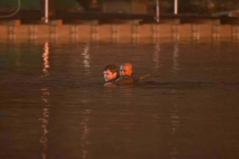 FOTOGRAFIJE SA SNIMANJA ROBINA HOODA: Dok Jamie Foxx snima scene na obali, njegov dvojnik sigurno ne uživa kao on. Pogledajte...