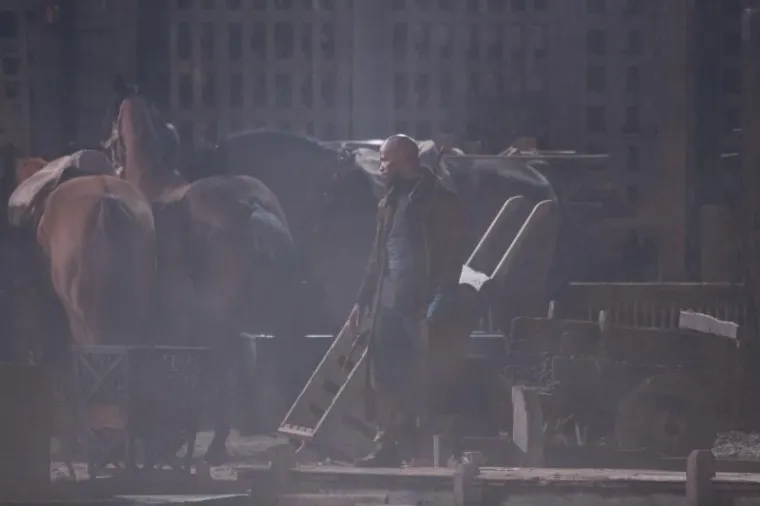 FOTOGRAFIJE SA SNIMANJA ROBINA HOODA: Dok Jamie Foxx snima scene na obali, njegov dvojnik sigurno ne uživa kao on. Pogledajte...