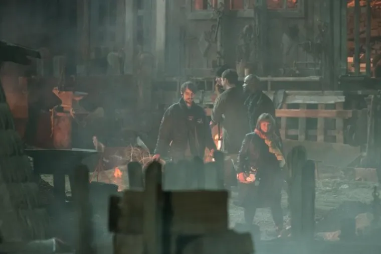 FOTOGRAFIJE SA SNIMANJA ROBINA HOODA: Dok Jamie Foxx snima scene na obali, njegov dvojnik sigurno ne uživa kao on. Pogledajte...