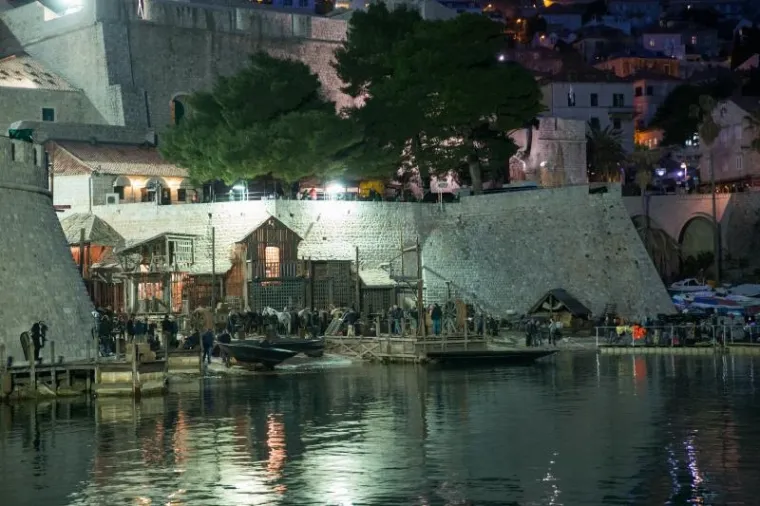 FOTOGRAFIJE SA SNIMANJA ROBINA HOODA: Dok Jamie Foxx snima scene na obali, njegov dvojnik sigurno ne uživa kao on. Pogledajte...