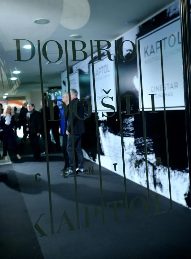 ZAGREB DOBIO NOVO KINO, NA OTVORENJE DO&Scaron;LE RIJEKE POZNATIH: Atraktivna glumica privukla pozornost zanimljivom haljinom