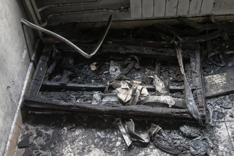 FOTOGRAFIJE UNUTRAŠNJOSTI STUDENTSKOG DOMA: Neke od soba sada su zgarište...